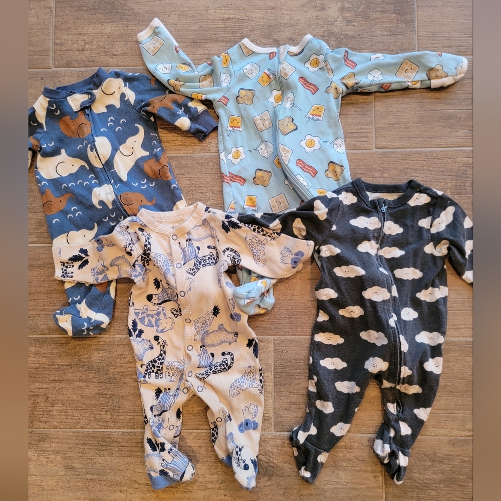 4 onesie sleepers 0-3 month + 3 month